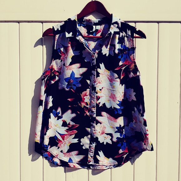 Elle Tops - 3/$18 Elle Sleeveless Button Down Floral Top M